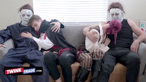 Heiße Stiefväter überraschen ihre Teenager in Kostümen zu einer wilden Halloween-Twink-Party. HD Gay movie