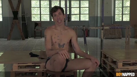 Entführt - Der Meister zeigt seinem neuen Sub, wie man mit diesem großen Schwanz umgeht, Teil zwei HD Gay movie