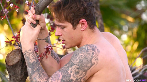 Un sportif donne une gâterie sauvage à un muscleux en plein air dans une scène complète. HD Gay movie
