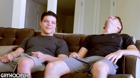 Un beau gosse musclé, travail à la main, tir sperme d’un gay HD Gay movie
