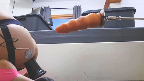 Ein keuscher Student in rosa Latexstrümpfen genießt den Nervenkitzel des Maschinen-Spiels und Handballspiels. HD Gay movie