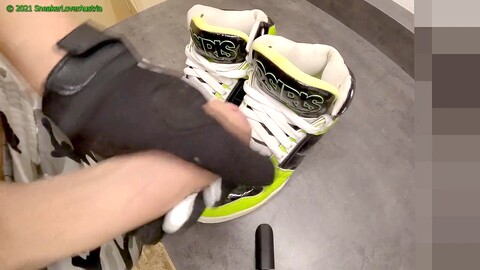 Sneakerloveraustria hat allein Spaß mit limegrünen Osiris Bronx und bekommt mehrere Ladungen. HD Gay movie